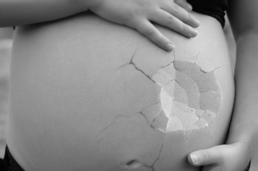 La protection des femmes enceintes dans les établissements sanitaires, sociaux ou médicaux.